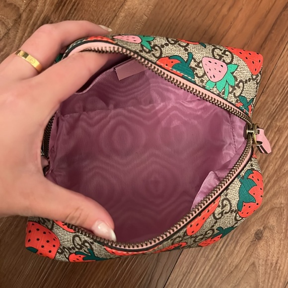 Gucci x Supreme Cosmetic Bag 🍓 - Picture 6 of 12